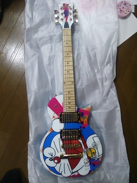 ESPドラえもんギター届きました☆ | 春畑氏と松本氏と高見沢氏モデルの
